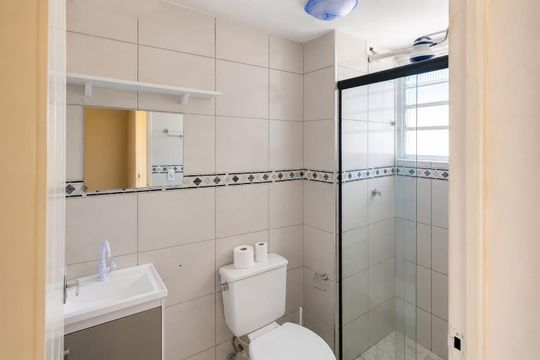 Banheiro de apartamento para alugar com 2 quartos, 49m² em Chácara Roselândia, Cotia