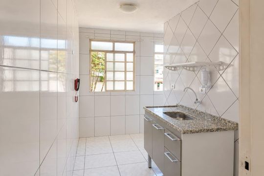 Cozinha de apartamento para alugar com 2 quartos, 49m² em Chácara Roselândia, Cotia