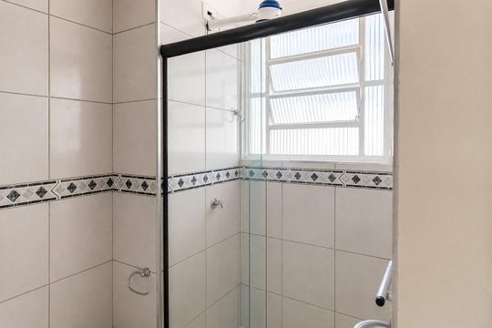 Banheiro de apartamento para alugar com 2 quartos, 49m² em Chácara Roselândia, Cotia