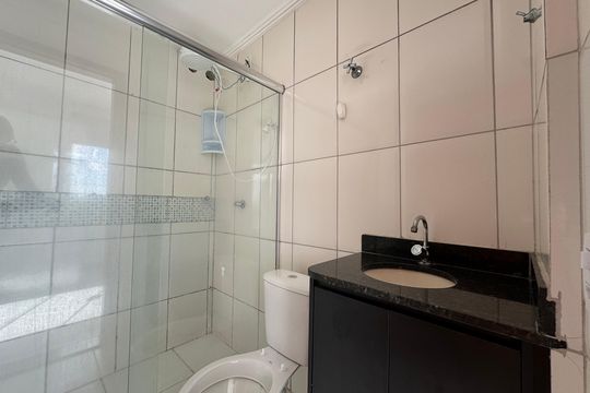 Banheiro de apartamento à venda com 2 quartos, 63m² em Cjto 5 Lote 1 E 2, Brasília