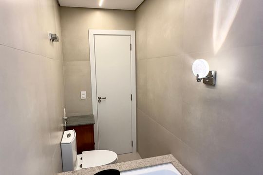 Banheiro de apartamento à venda com 2 quartos, 135m² em Champagnat, Curitiba