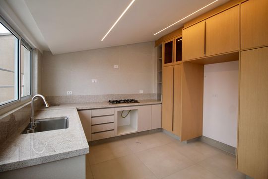 Cozinha de apartamento à venda com 2 quartos, 135m² em Champagnat, Curitiba