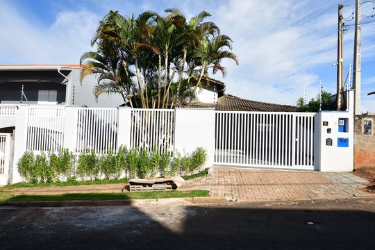 Fachada de casa à venda com 3 quartos, 490m² em Parque das Universidades, Campinas