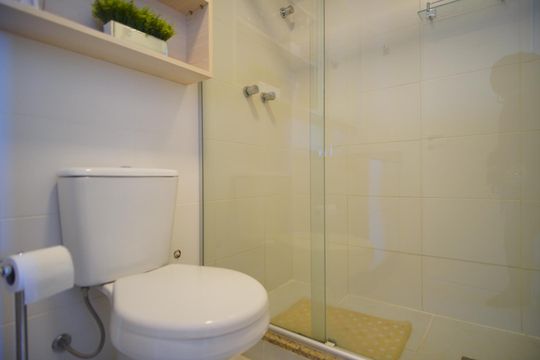Banheiro da Suíte de apartamento para alugar com 2 quartos, 62m² em Santa Maria Goretti, Porto Alegre