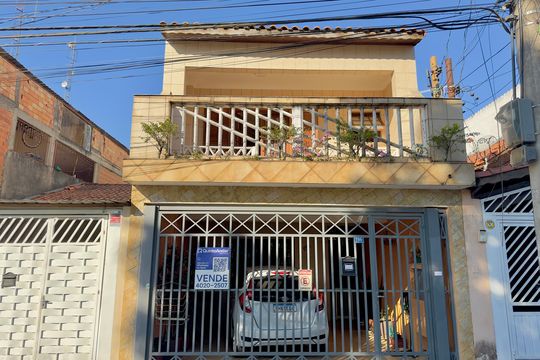 Placa instalada na fachada do imóvel de casa à venda com 3 quartos, 125m² em Parque Continental Ii, Guarulhos
