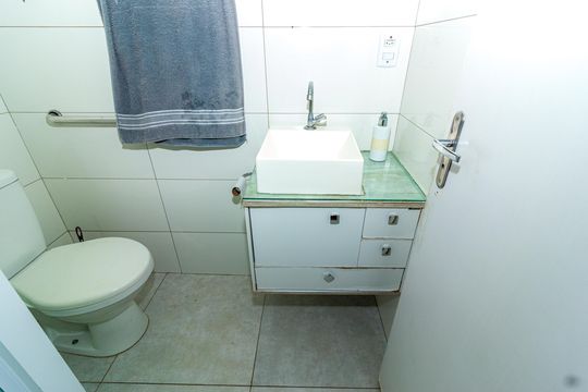 Banheiro de apartamento para alugar com 2 quartos, 50m² em Jardim Campo Grande, São Paulo