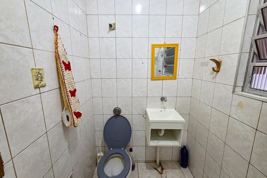 Banheiro de casa para alugar com 2 quartos, 130m² em Maracanã, Praia Grande