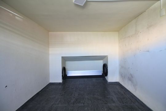 Garagem de casa à venda com 2 quartos, 99m² em Vila Sonia, São Paulo