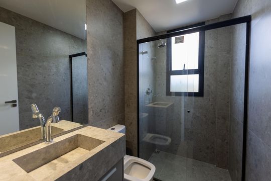 Banheiro da Suíte 1 de apartamento para alugar com 2 quartos, 66m² em Vale do Sereno, Nova Lima