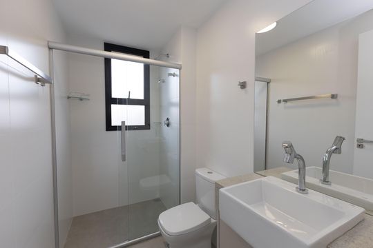 Banheiro da Suíte 1 de apartamento para alugar com 1 quarto, 43m² em Vale do Sereno, Nova Lima