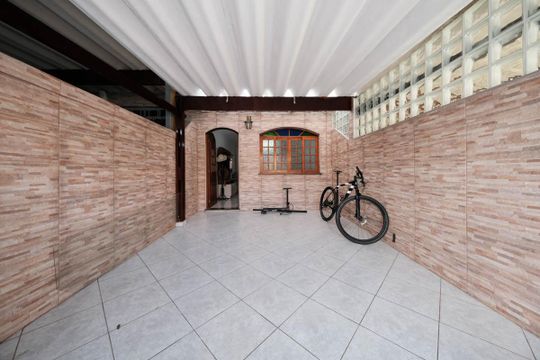 Garagem de casa à venda com 2 quartos, 101m² em Vila Araguaia, São Paulo