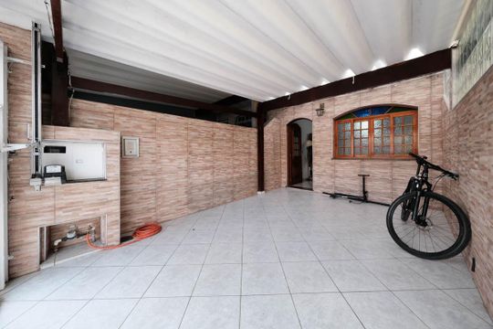 Garagem de casa à venda com 2 quartos, 101m² em Vila Araguaia, São Paulo
