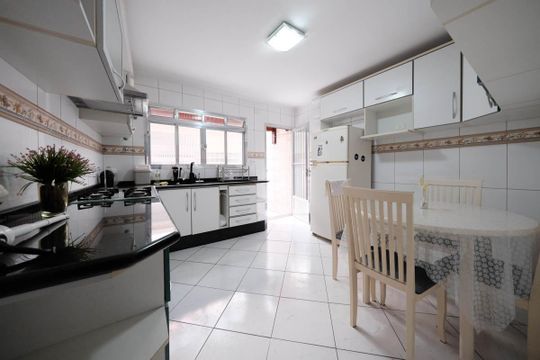 Cozinha de casa à venda com 2 quartos, 101m² em Vila Araguaia, São Paulo