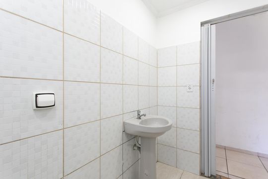 Banheiro de casa para alugar com 1 quarto, 42m² em Jardim Indaia, São Paulo