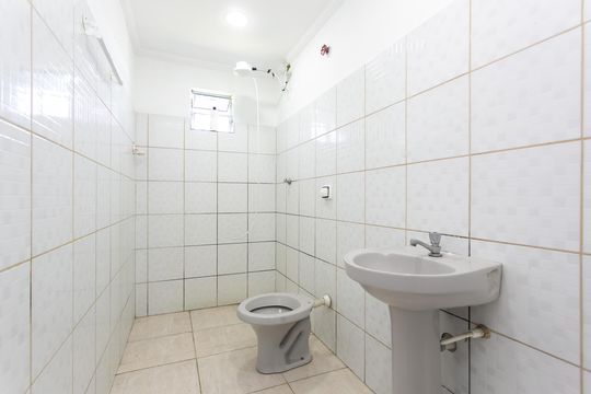 Banheiro de casa para alugar com 1 quarto, 42m² em Jardim Indaia, São Paulo