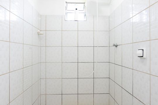 Banheiro de casa para alugar com 1 quarto, 42m² em Jardim Indaia, São Paulo
