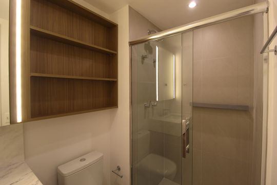 Banheiro de kitnet/studio para alugar com 1 quarto, 30m² em Indianópolis, São Paulo