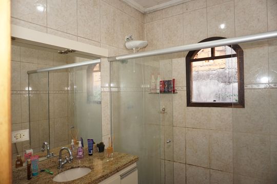 Banheiro de casa para alugar com 3 quartos, 127m² em Jardim Macedonia, Embu das Artes