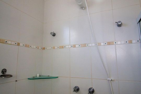 Banheiro da Suíte 2 de casa de condomínio para alugar com 4 quartos, 217m² em Chácaras Reunidas São Jorge, Sorocaba