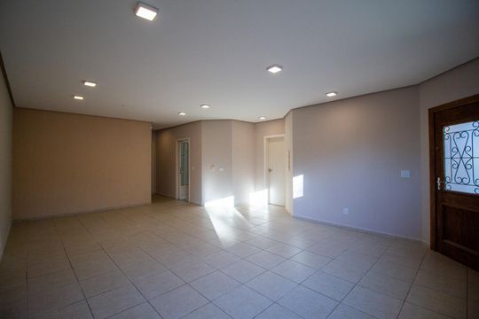Sala  de casa de condomínio para alugar com 4 quartos, 217m² em Chácaras Reunidas São Jorge, Sorocaba