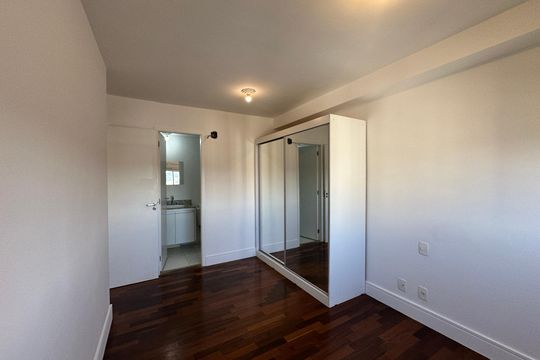Suíte de apartamento para alugar com 2 quartos, 70m² em Empresarial 18 do Forte, Barueri