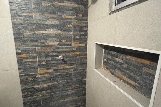 Banheiro da suíte de apartamento à venda com 1 quarto, 31m² em Riacho Fundo, Brasília