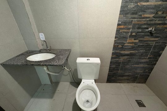 Banheiro da suíte de apartamento à venda com 1 quarto, 31m² em Riacho Fundo, Brasília