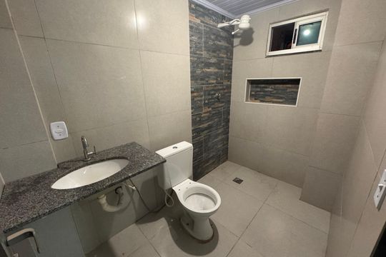 Banheiro da suíte de apartamento à venda com 1 quarto, 31m² em Riacho Fundo, Brasília