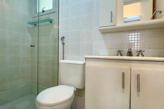Banheiro de apartamento para alugar com 2 quartos, 51m² em Pinheiros, São Paulo