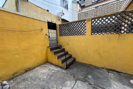 Área externa de casa para alugar com 2 quartos, 78m² em Vila Valqueire, Rio de Janeiro