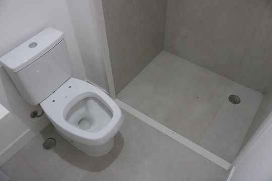 Banheiro de kitnet/studio para alugar com 1 quarto, 30m² em Vila Romana, São Paulo