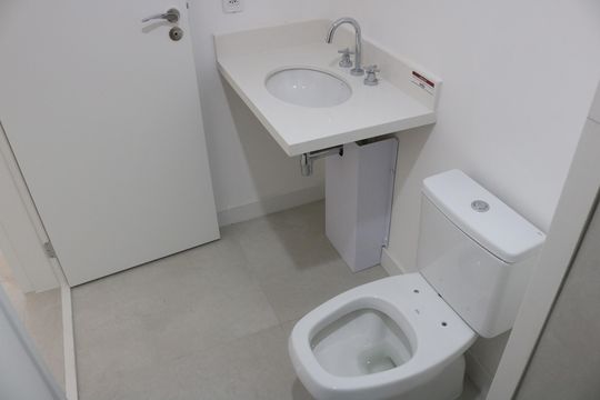 Banheiro de kitnet/studio para alugar com 1 quarto, 30m² em Vila Romana, São Paulo