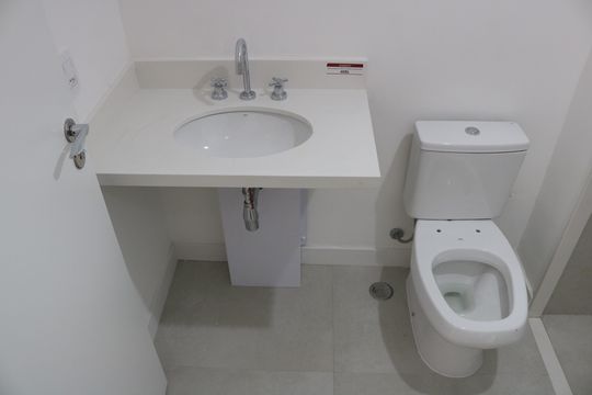 Banheiro de kitnet/studio para alugar com 1 quarto, 30m² em Vila Romana, São Paulo