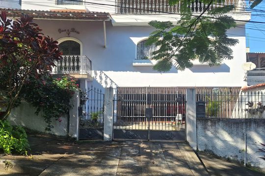Fachada de casa à venda com 4 quartos, 250m² em Santa Rosa, Niterói