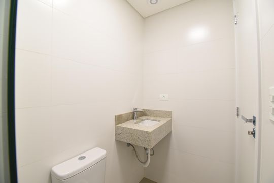 Banheiro 2 de apartamento para alugar com 2 quartos, 52m² em Alto da Xv, Curitiba