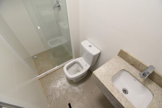 Banheiro 2 de apartamento para alugar com 2 quartos, 52m² em Alto da Xv, Curitiba