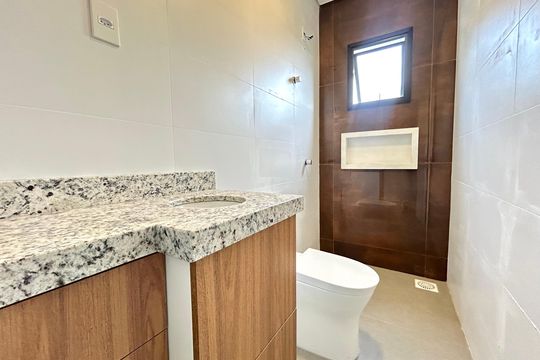Banheiro  de kitnet/studio para alugar com 1 quarto, 38m² em Campeche, Florianópolis