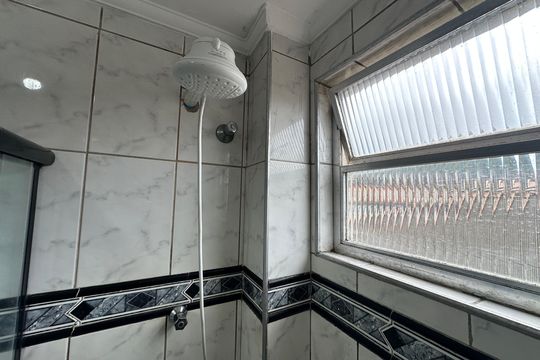 Banheiro de apartamento para alugar com 2 quartos, 68m² em Vila Valenca, São Vicente