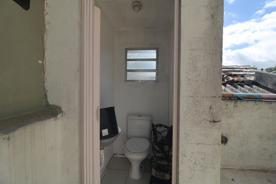Banheiro de serviço de casa de condomínio à venda com 3 quartos, 100m² em Jardim dos Manacas, São Paulo