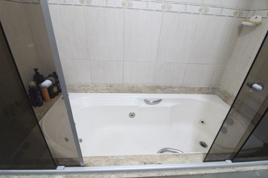 Banheiro comum / banheira de casa de condomínio à venda com 3 quartos, 100m² em Jardim dos Manacas, São Paulo
