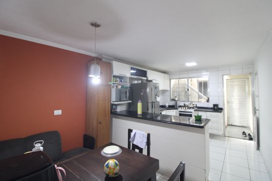 Cozinha de casa de condomínio à venda com 3 quartos, 100m² em Jardim dos Manacas, São Paulo