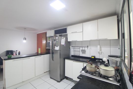 Cozinha de casa de condomínio à venda com 3 quartos, 100m² em Jardim dos Manacas, São Paulo