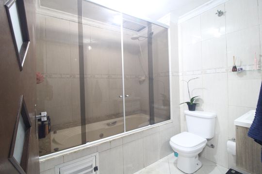 Banheiro comum de casa de condomínio à venda com 3 quartos, 100m² em Jardim dos Manacas, São Paulo