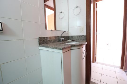 Banheiro Social de apartamento para alugar com 3 quartos, 83m² em Osvaldo Rezende, Uberlândia