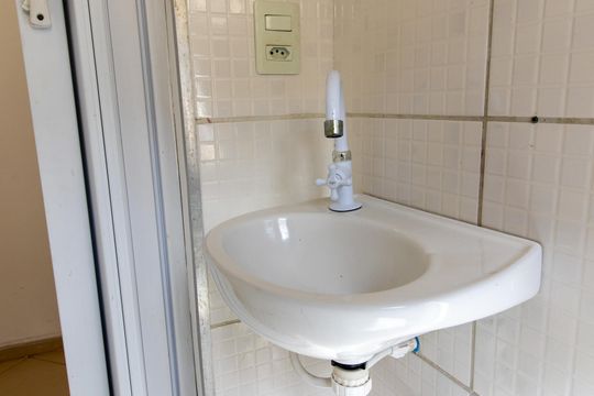 Banheiro de kitnet/studio para alugar com 1 quarto, 21m² em Cidade Universitária, Campinas