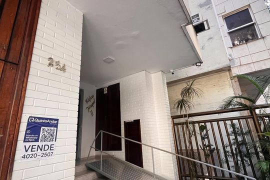 Placa  de kitnet/studio à venda com 1 quarto, 34m² em Copacabana, Rio de Janeiro