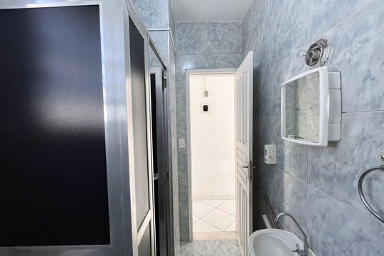 Banheiro  de kitnet/studio à venda com 1 quarto, 34m² em Copacabana, Rio de Janeiro