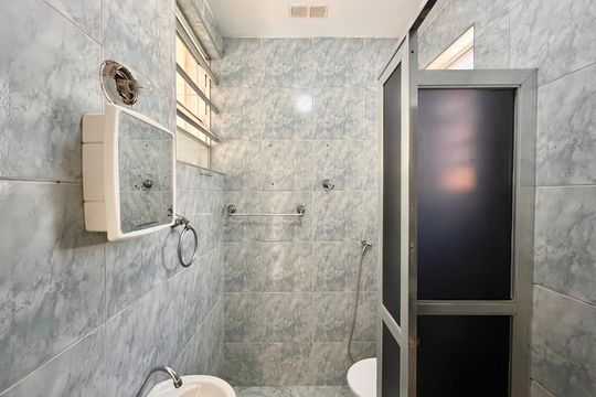 Banheiro de kitnet/studio à venda com 1 quarto, 34m² em Copacabana, Rio de Janeiro