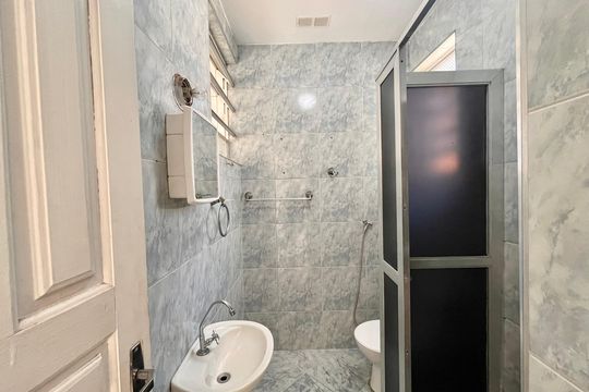 Banheiro  de kitnet/studio à venda com 1 quarto, 34m² em Copacabana, Rio de Janeiro