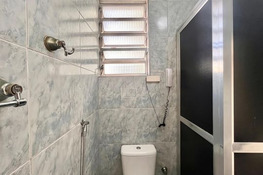 Banheiro de kitnet/studio à venda com 1 quarto, 34m² em Copacabana, Rio de Janeiro